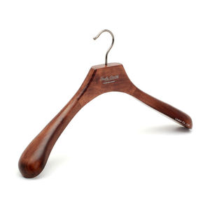 Cintres en bois personnalisés de marque, en laiton antique, résistants, pour fourrure - Product Image 4