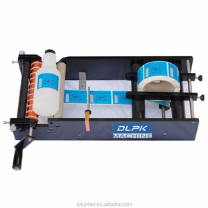 Economische Eenvoudige Semi-Automatische Handmatige Ronde Fles Etiketteermachine Met Houten Kartons Verpakking - Product Image 1