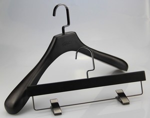 2025 Bán Buôn Tùy Chỉnh Quần Áo Sang Trọng Biểu Tượng Bằng Gỗ Phù Hợp Với Móc Áo Giá Đen Áo Gỗ Móc Áo Với Quần Thanh - Product Image 3