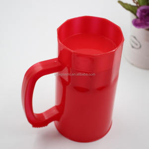 Tazze da birra in plastica Talisman con manico, grandi 20 once/600 ml, confezione da 6, colori assortiti - Product Image 3