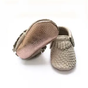 بالجملة حذاء طفل الفتيان نوع-الطاووس تصميم لينة وحيد اليدوية جلد طبيعي حذاء طفل الفتيان و الفتيات الاطفال الأحذية