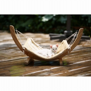 Hamaca Columpio de Madera para Mascotas con Soporte de Madera y Cojín Suave y Cómodo, Cama Hamaca para Gatos - Product Image 1