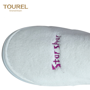 Yangzhou Anpassbare Einweg-Hotelslipper aus Korallenvlies mit Besticktem Logo - Product Image 2