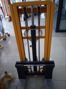 Foshan fabricante 2000 kg <span class=keywords><strong>2</strong></span> M doble mástil hidráulico <span class=keywords><strong>mano</strong></span> manual apilador bajo precio hacen en China - Product Image 4