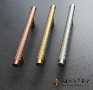 Maniglia per Mobili di Alta Qualità in Acciaio Inox o Rame, Design Unico con Zigrinatura per Mobili e Armadi - Product Image 1