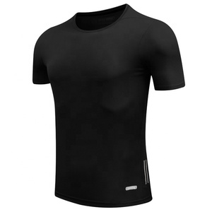 T-Shirt in tinta unita con stampa di etichette - Product Image 6