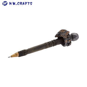 Cavalieri del Regno Doppia Ascia Fleur-De-Lis Mazza Scudo Singolo Ascia Battle Armor di Penna In Resina Scultorea penne Set - Product Image 4