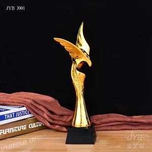 Copo troféu dourado banhado ao esporte copo águia em forma de plástico troféu