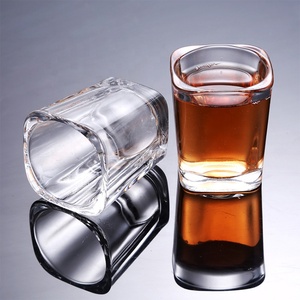 Di spessore inferiore piazza personalizzata vetri di colpo 2oz coppe di vino roccia tazza di vetro