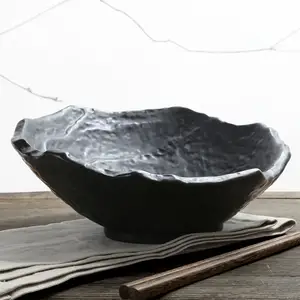 Atacado direto de fábrica de restaurante forma irregular cerâmica matte preto enrolado ramen tigela, porcelana branco sobremesa