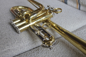 Eb trompeta nivel profesional oro laca trompeta <span class=keywords><strong>instrumentos</strong></span> musicales <span class=keywords><strong>de</strong></span> la fábrica <span class=keywords><strong>de</strong></span> China - Product Image 2
