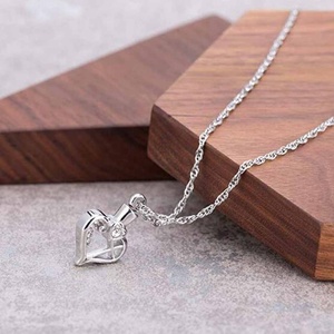 Collana con urna commemorativa con cuore d'argento con cremazione a croce e ciondolo in cenere - Product Image 3