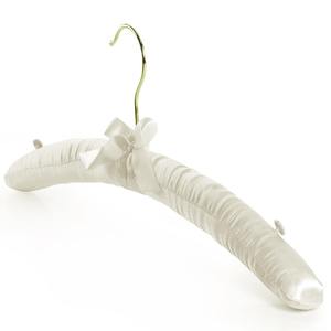 Cintre de vêtement élégant en satin blanc rembourré pour hôtel et garde-robe, idéal pour robes de mariée, hauts et costumes - Product Image 2