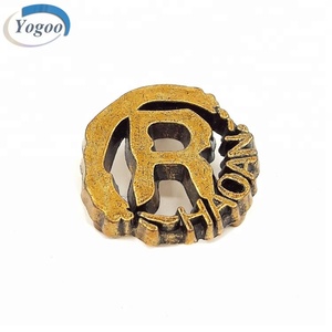 Etiquetas de Metal Doradas Personalizables para Bolsos, Estilo Lujoso, Logotipo Personalizado, Accesorios Metálicos de Alta Calidad, Marca <span class=keywords><strong>Yogoo</strong></span> - Product Image 1