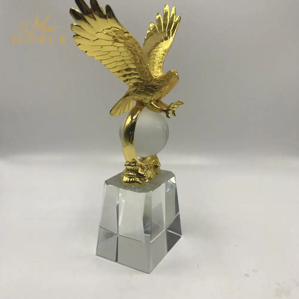 Trofeo de escultura de águila de Metal, proveedor de China, con globo de cristal