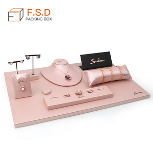 2024 di alta qualità a basso prezzo Logo personalizzato di colore rosa pelle PU anello di visualizzazione supporto per espositore per gioielli vetrina - Product Image 3