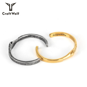 Craft Wolf Handshake Gold Color Jewelry Brazalete de acero inoxidable al por mayor Joyería de diseño original Fábrica China - Product Image 5