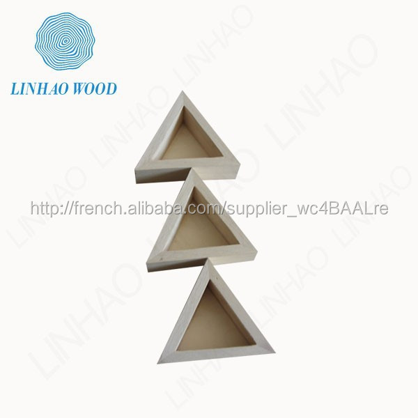 Main petite craved décorative triangle en forme en bois unfinished plateau