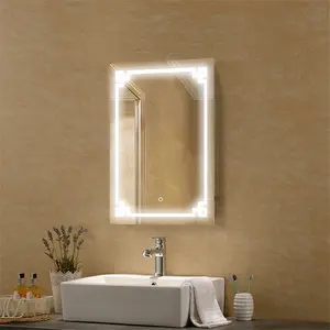 现成的浴室镜子与货架和灯