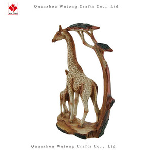 Decorazione personalizzata della statua della resina dall'aspetto in legno intagliato della famiglia della giraffa da collezione - Product Image 3