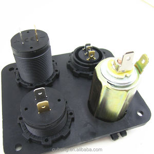 Chargeur de <span class=keywords><strong>voiture</strong></span> 12V 4-en-1 à montage sur panneau avec double <span class=keywords><strong>prise</strong></span> <span class=keywords><strong>USB</strong></span> et voltmètre - Product Image 3