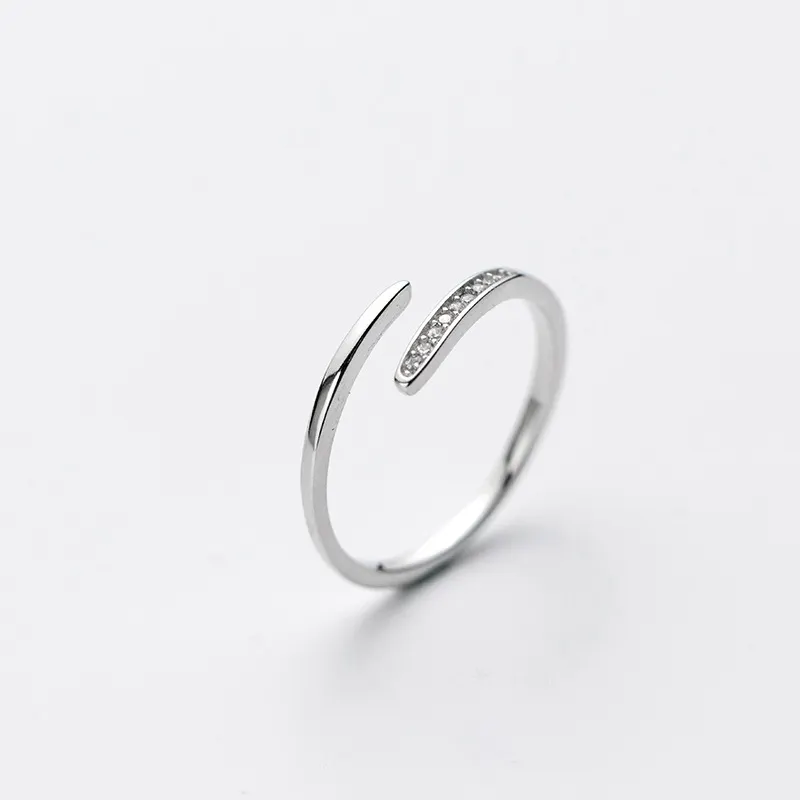 Женское кольцо из серебра 925 пробы с гладким бриллиантом