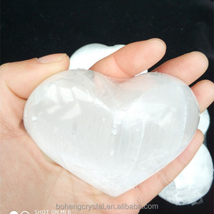 Venta al por mayor blanco natural rough <span class=keywords><strong>selenita</strong></span> cristal claro yeso forma del corazón - Product Image 5