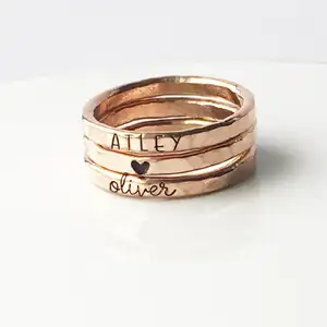 Anillo cursivo de oro rosa personalizado, joyería estampada a mano personalizada anillo de nombre Delgado