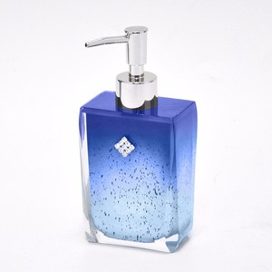 Bouteille de shampoing écologique de style royal arabe doré au design moderne, en polyéthylène, taille 7,5x7,5x17,5 cm, accessoires de salle de bain - Product Image 3