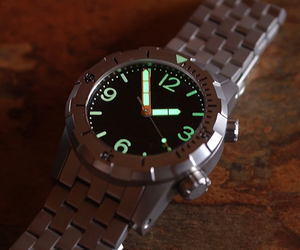 นาฬิกาสปอร์ตหรูหรา กระจกแซฟไฟร์ สำหรับผู้ชาย ดีไซน์พิเศษ ปรับแต่งโลโก้ได้ ตัวเรือนบรอนซ์ไทเทเนียม กันน้ำ 10 บาร์ พร้อมเข็มบอกเวลาดำน้ำ - Product Image 1