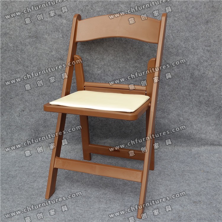 Chaise pliable en résine marron