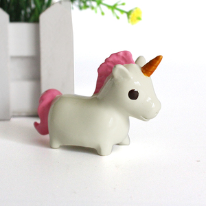 Figurine de licorne miniature en forme de cheval animal de dessin animé magique occidental statue d'animal en résine personnalisée ormanent - Product Image 1
