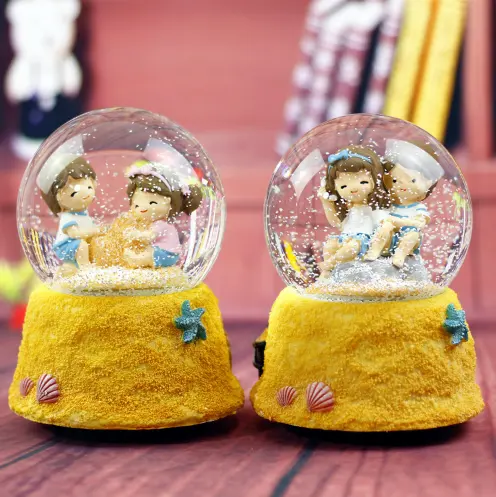 Hot Sell 80/100ミリメートルBeach Lovers Snow Globe Music BoxとLightとSnow Pump Students Crystal BallためDecoration