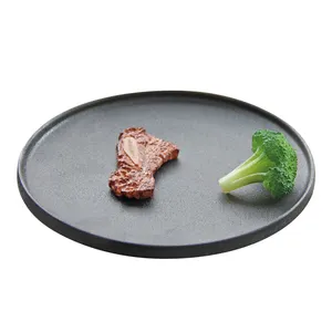 Plato de cerámica negro moderno y personalizado para restaurante, ideal para carne. - Product Image 2