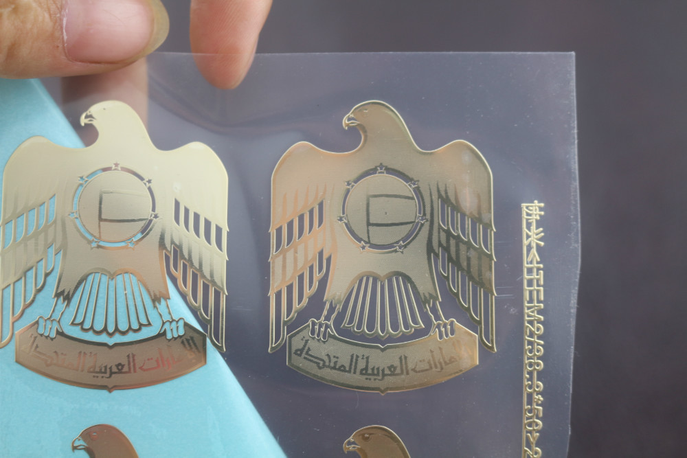 изготовление на заказ металлический стикер с логотипом компании