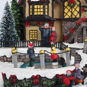 Maisons de village de Noël en polyrésine avec scène de ski rotative à LED et fibres optiques, décorations musicales - Product Image 3