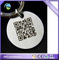 Individueller Metall-Schlüsselanhänger mit Gebürsteter Oberfläche und QR-Code zum Bedrucken