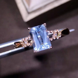 Anello Elegante da Donna in Oro Rosa 18k con Zaffiro Bianco e Acquamarina Naturale da 1,2 Carati - Product Image 2