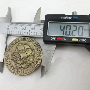 Colgante de Moneda <span class=keywords><strong>Doubloon</strong></span> con Calavera Pirata de Diseño Personalizado - Product Image 3