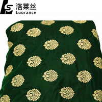 En gros tissu de velours brodé vert