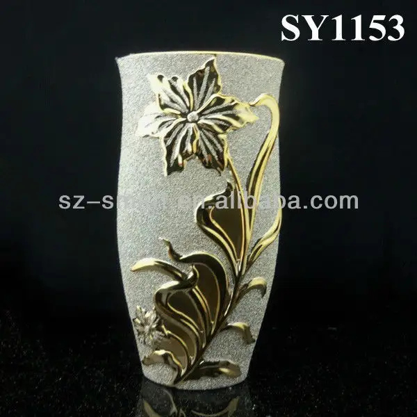 中国セラミック背の高い花瓶で行われた亜鉛メッキの金の花,