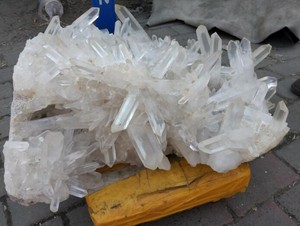 Cụm Tinh Thể Đá Trong Suốt Kích Thước Lớn 41Kg, Cụm Thạch Anh Trắng Tự Nhiên Để Trang Trí Hoặc Quà Tặng - Product Image 3