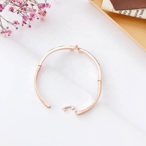 Simple V Lettre Design <span class=keywords><strong>Or</strong></span> Rose Zircon <span class=keywords><strong>Bracelet</strong></span> Bijoux <span class=keywords><strong>bracelet</strong></span> <span class=keywords><strong>jonc</strong></span> Ouvert Femmes - Product Image 6
