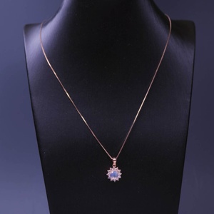 <span class=keywords><strong>Collana</strong></span> con <span class=keywords><strong>Pietra</strong></span> di Luna, <span class=keywords><strong>Collana</strong></span> in Oro Rosa, Gioiello con Piccolo Pendente di <span class=keywords><strong>Pietra</strong></span> di Luna - Product Image 4