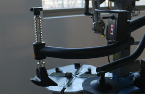 Plein-Automatique Changeur De Pneu Pour Vente Changement De <span class=keywords><strong>Pneus</strong></span> Machine avec Gonfleur et Aider Bras - Product Image 2