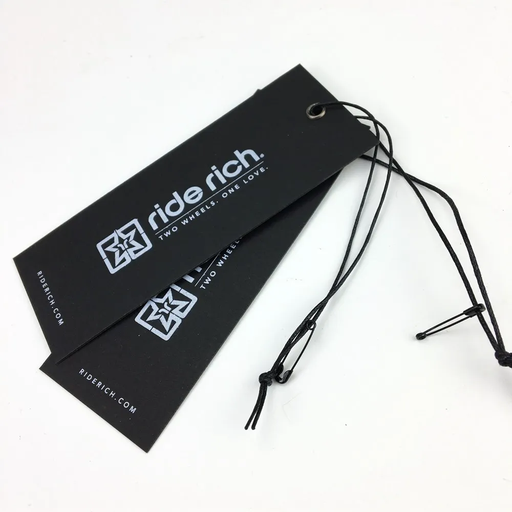 Düşük MOQ ve ucuz özel siyah mat karton ebru baskı kendi logosu ile giysi giysi etiketi