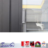 Puerta Plegable de Vidrio y Aluminio de Interior para Uso Comercial, Diseño Moderno con Persianas y Rejillas Insertadas, Conforme al Estándar NFRC de Canadá