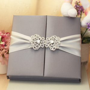 卸売最高品質手作りシルクボックス結婚式招待状フォリオブローチ付き - Product Image 1