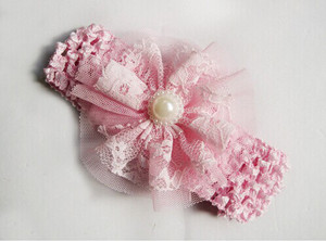 عصابة رأس مزينة بالورود من التول والدانتيل مزينة باللؤلؤ - Product Image 4