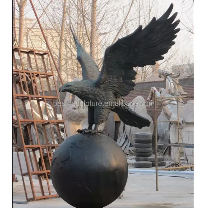 Vida tamanho quente fundição águia de bronze na bola estátua escultura de metal ao ar livre